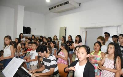 A SALA LLENA, EL CORO DE NIÑOS Y JÓVENES CERRÓ EL AÑO CON UN REPERTORIO VARIADO EN LA ESCUELA MUNICIPAL DE MÚSICA