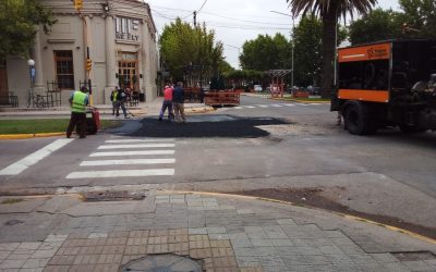 EL MUNICIPIO REPARA EL ASFALTO EN LA ESQUINA DE TTE. GRAL. URIBURU Y VILLEGAS, LUEGO DE SOLUCIONAR UN INCONVENIENTE DE CLOACAS