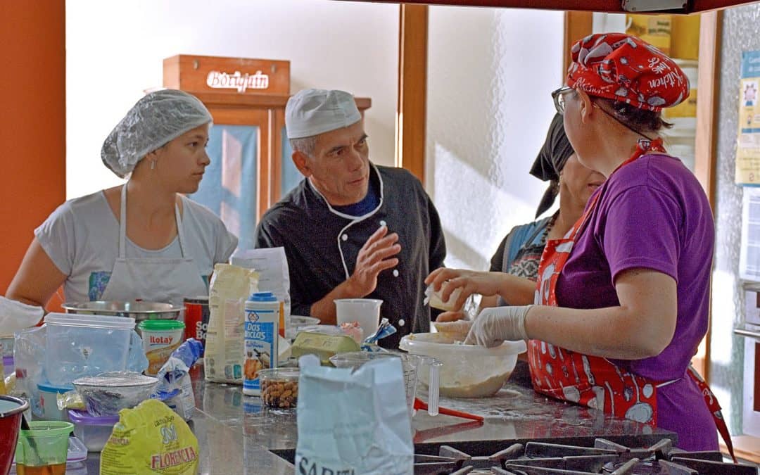 CIEN VECINOS SE INSCRIBIERON EN LOS CURSOS INTENSIVOS DE ELABORACIÓN DE PAN DULCES DE LA ESCUELA MUNICIPAL