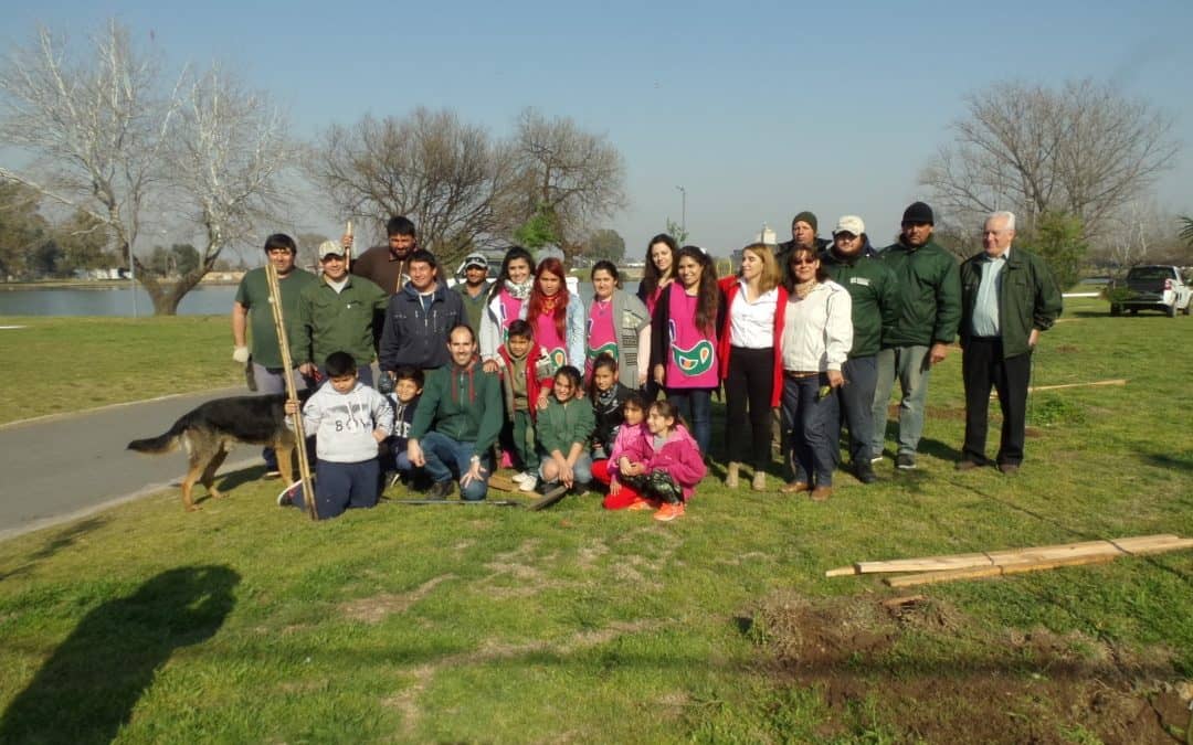 DÍA DEL ÁRBOL: SE PLANTARON 10 AROMOS Y SE REALIZÓ RECORRIDA POR EL PARQUE