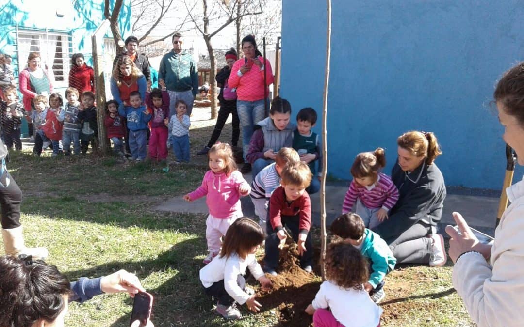 Jardines maternales: se plantaron especies autóctonas en el día del árbol