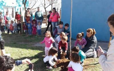 Jardines maternales: se plantaron especies autóctonas en el día del árbol