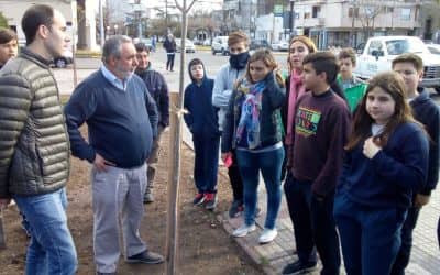 EN EL DÍA DEL ÁRBOL SE PLANTARON 26 JACARANDÁS EN PLAZA SAN MARTÍN, CON LA COLABORACIÓN DE LA SECUNDARIA Nº11