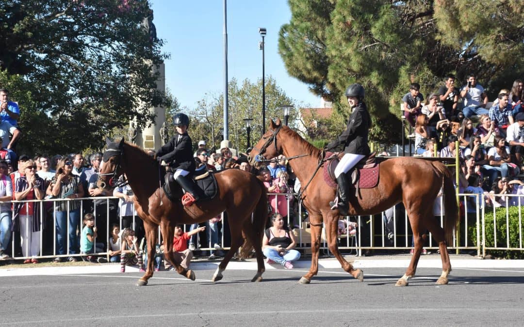 UNA MULTITUD DISFRUTÓ DEL DESFILE CRIOLLO Y DE MOTOS Y AUTOS ANTIGUOS EN LA CALLE VILLEGAS