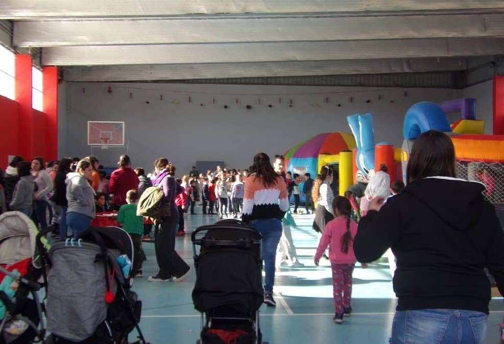 LAS MUCHAS FAMILIAS QUE PARTICIPARON Y EL BUEN TIEMPO, HICIERON QUE EL FESTEJO DEL DÍA DEL NIÑO EN BERUTTI TUVIERA EL CLIMA IDEAL