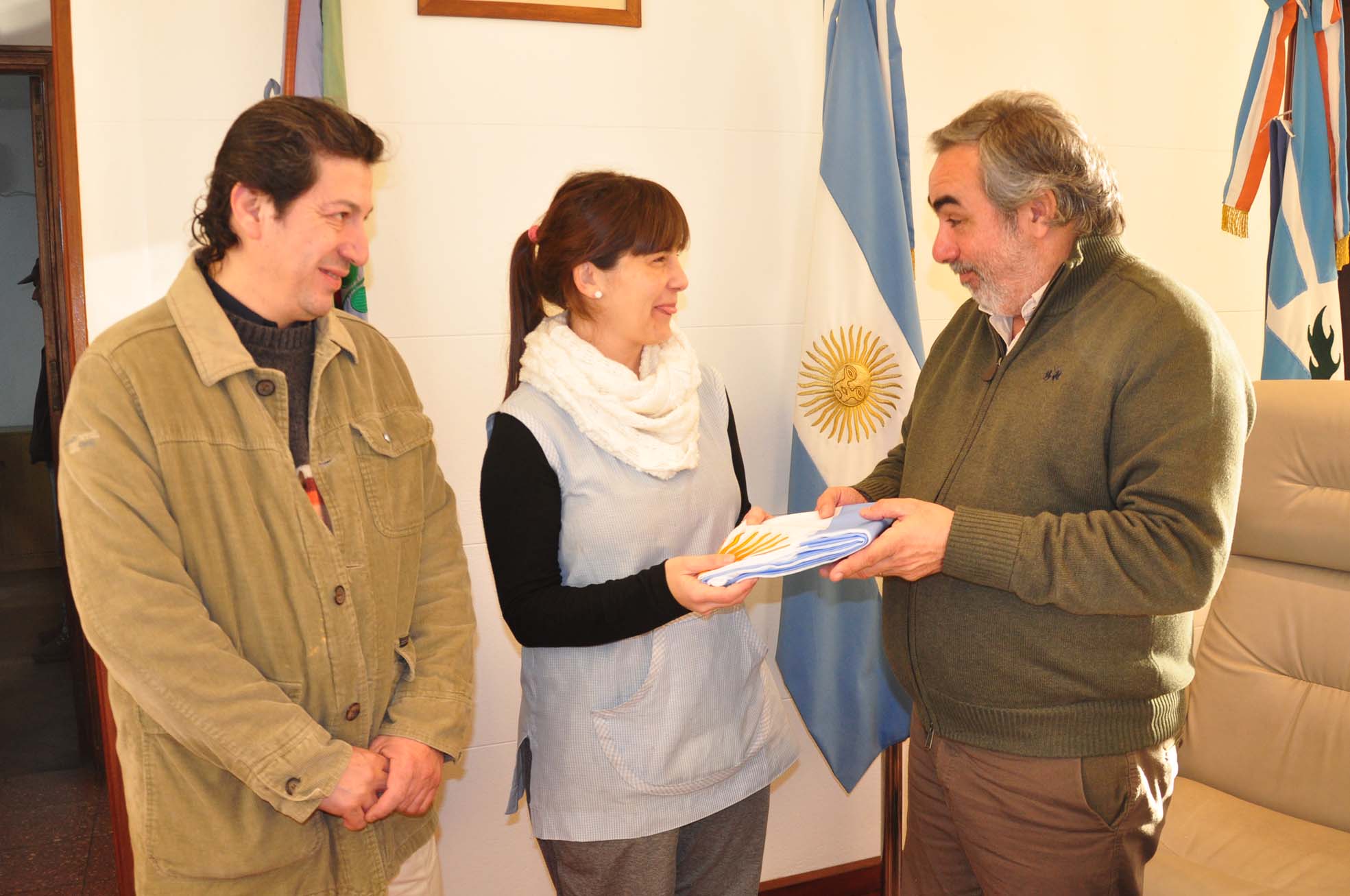 Fernández entregó una Bandera Nacional a la Escuela 502