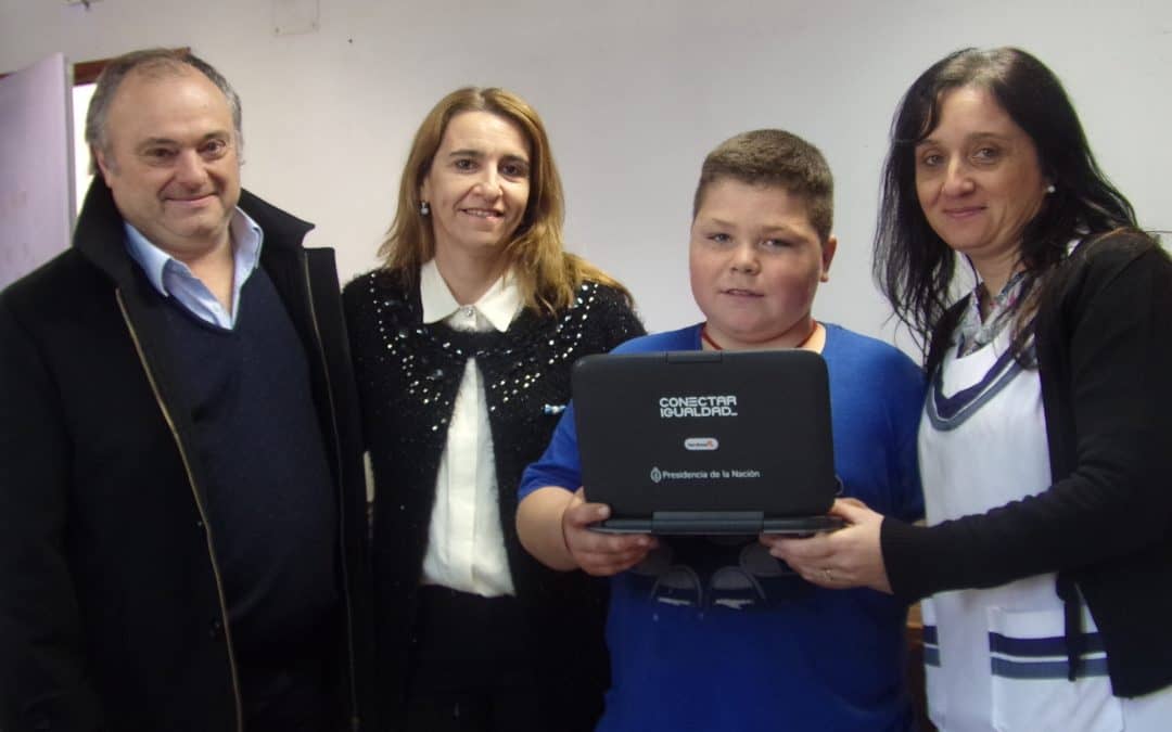Muñagorri participó de un acto de entrega de Netbooks