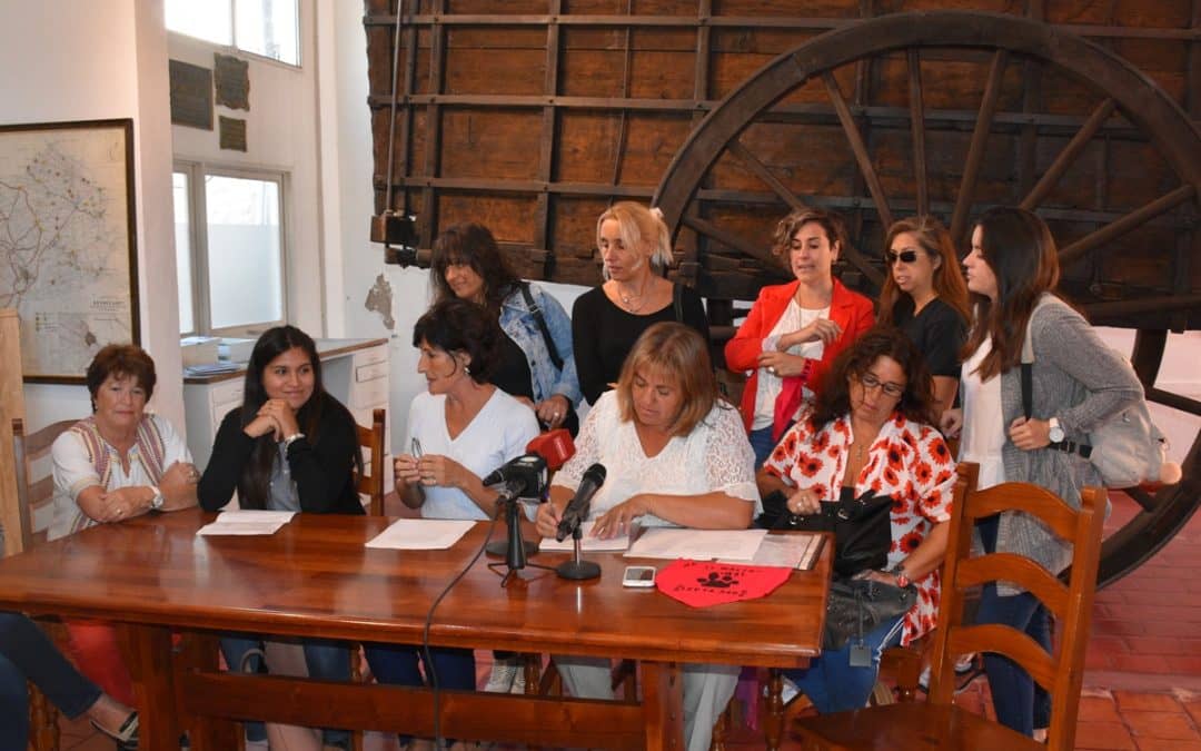 UNIDOS POR LAS MASCOTAS ENTREGÓ EL DINERO RECAUDADO EN LA FIESTA DE DESPEDIDA DE MONTOTO A LIPOLCC Y FUNDACIÓN GENAP