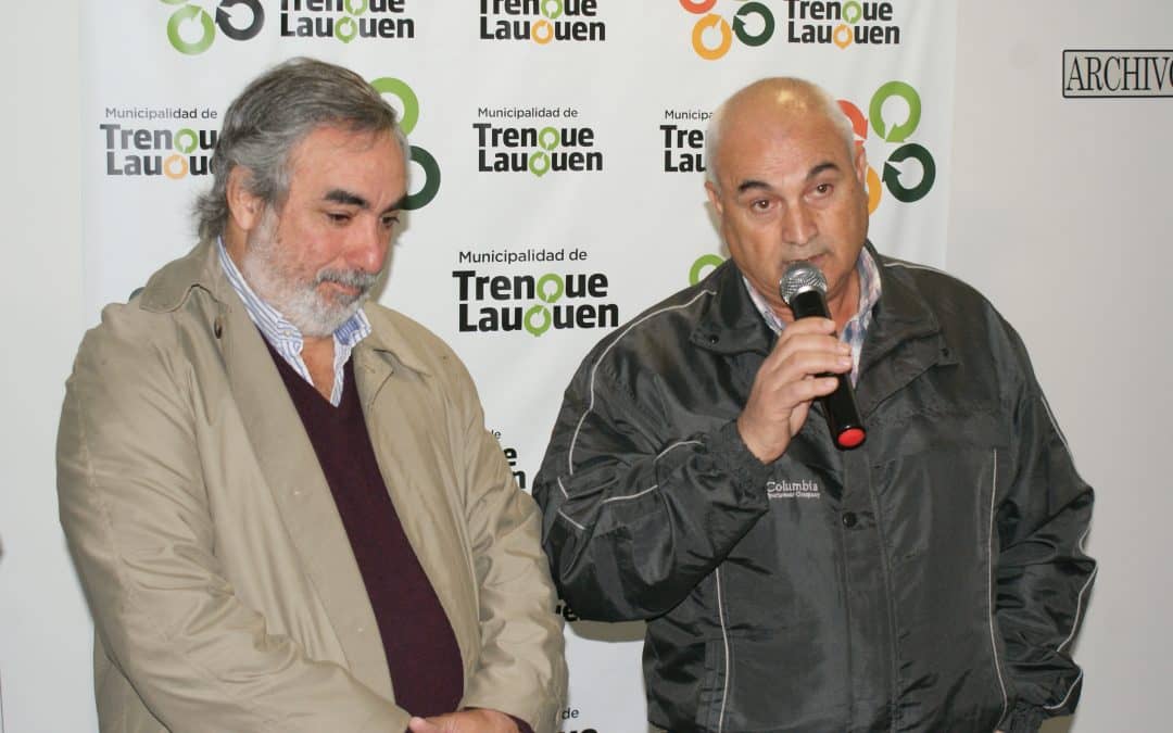 Fernández entregó un minibus en 30 de Agosto y visitó el Jardín Maternal