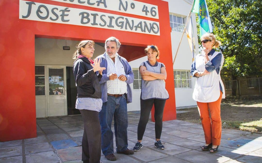 Fernández visitó establecimientos educativos