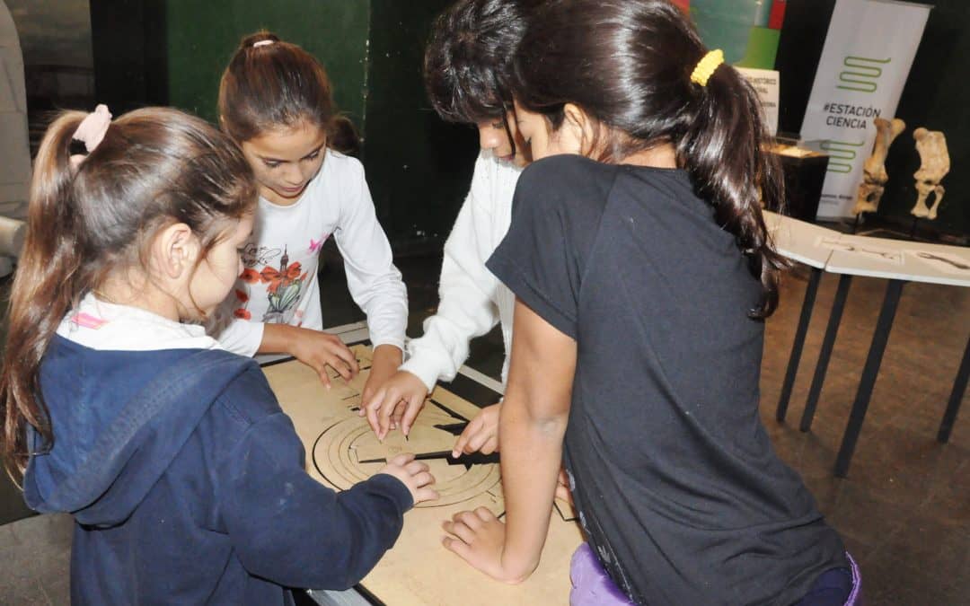 Se abrió la muestra «Estación Ciencia» con la presencia de Fernández y un funcionario Municipal