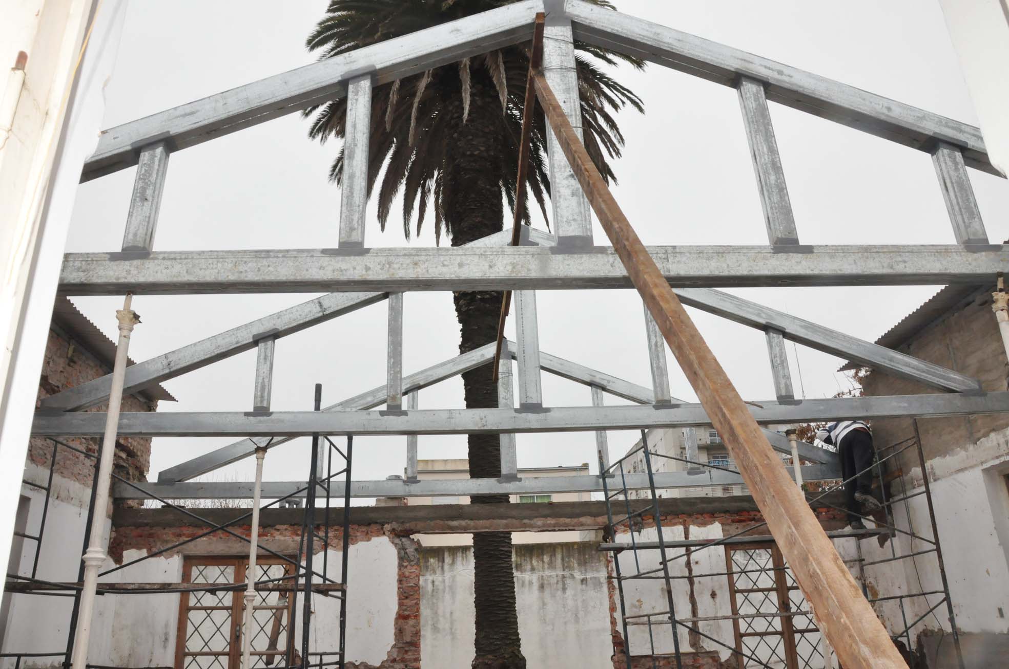 Se avanza con los trabajos en el techo de la ex escuela municipal