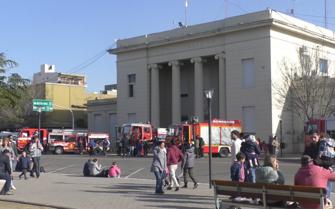 “BOMBERITOS POR UN DÍA” EN PLAZA SAN MARTÍN: MUCHOS CHICOS/AS PARTICIPARON DE LAS ACTIVIDADES PREPARADAS POR BOMBEROS PARA FESTEJAR EL DÍA DE LA NIÑEZ