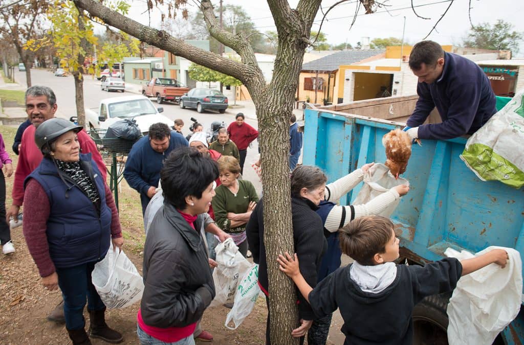 Hoy (jueves) continúa la entrega de gallinas en el Centro Chiquito Tello