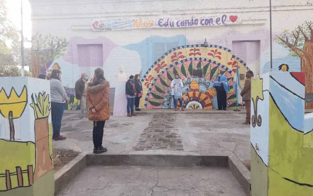 LA ESCUELA N° 44 DE GIRODÍAS CELEBRÓ SU CENTENARIO CON PALABRAS DE LA DIRECTORA, UN VIDEO PREPARADO POR LOS CHICOS Y 100 CAMPANADAS