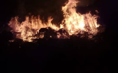 ENTRE EL CUARTEL DE BOMBEROS Y EL MUNICIPIO SE CONTROLÓ UN FOCO DE INCENDIO EN RAMAS SECAS DEL BASURAL