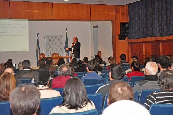 Charla sobre producción avícola