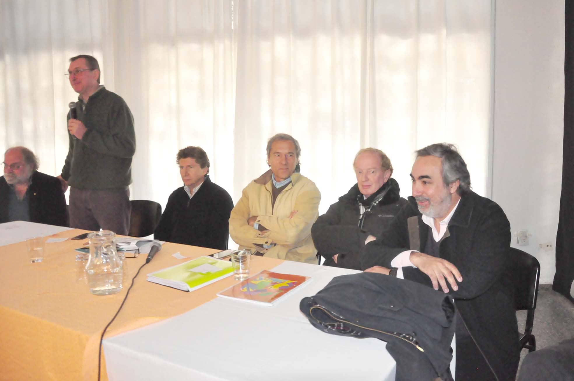 Fernández, en una jornada de lechería con funcionarios provinciales y nacionales