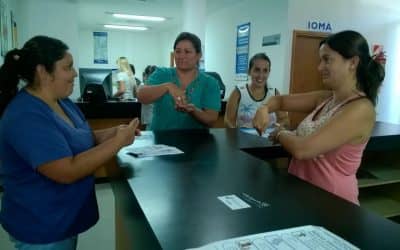 Personal municipal aprende lenguaje de señas