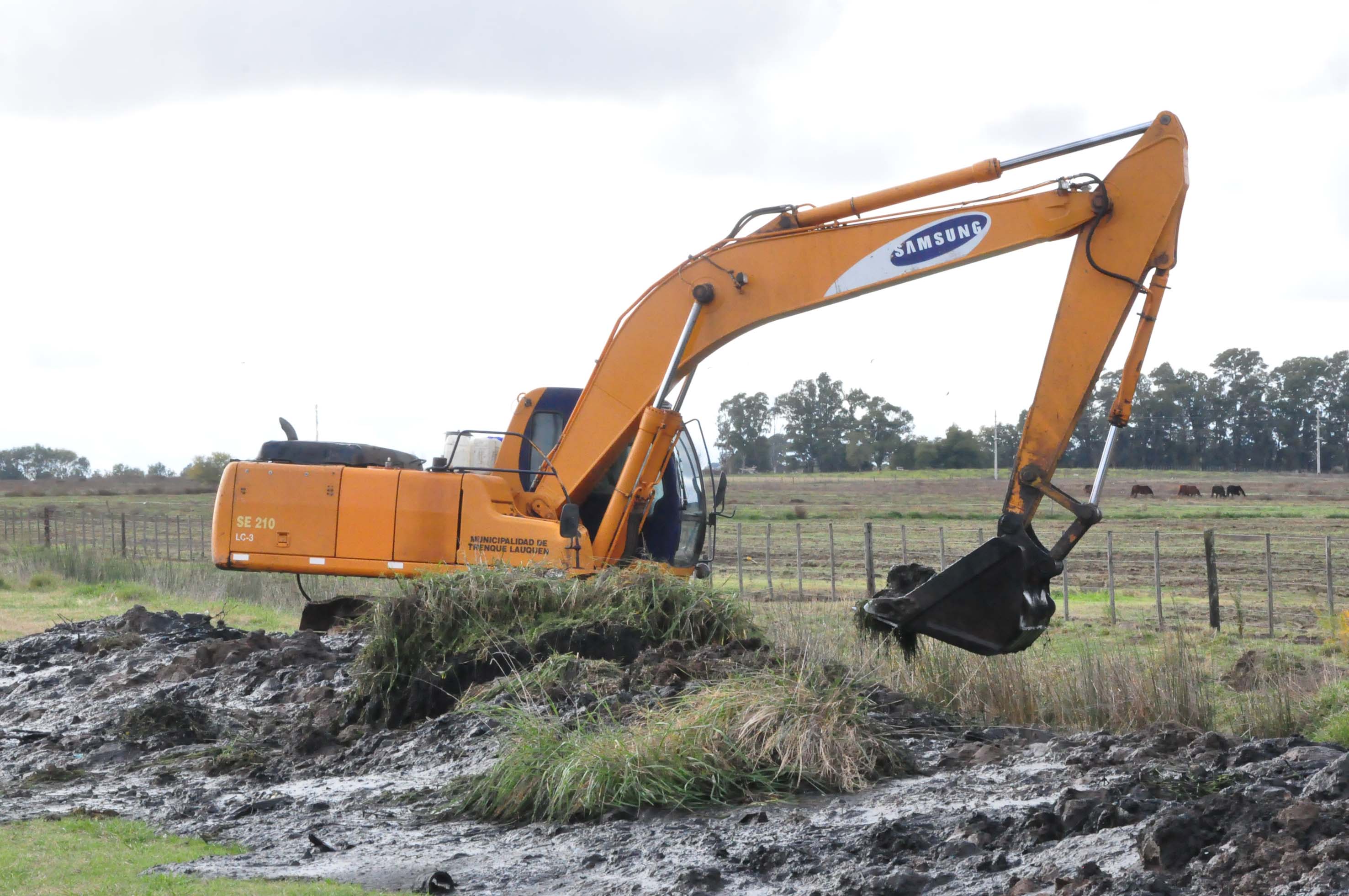 Limpieza de un canal de desagües pluviales