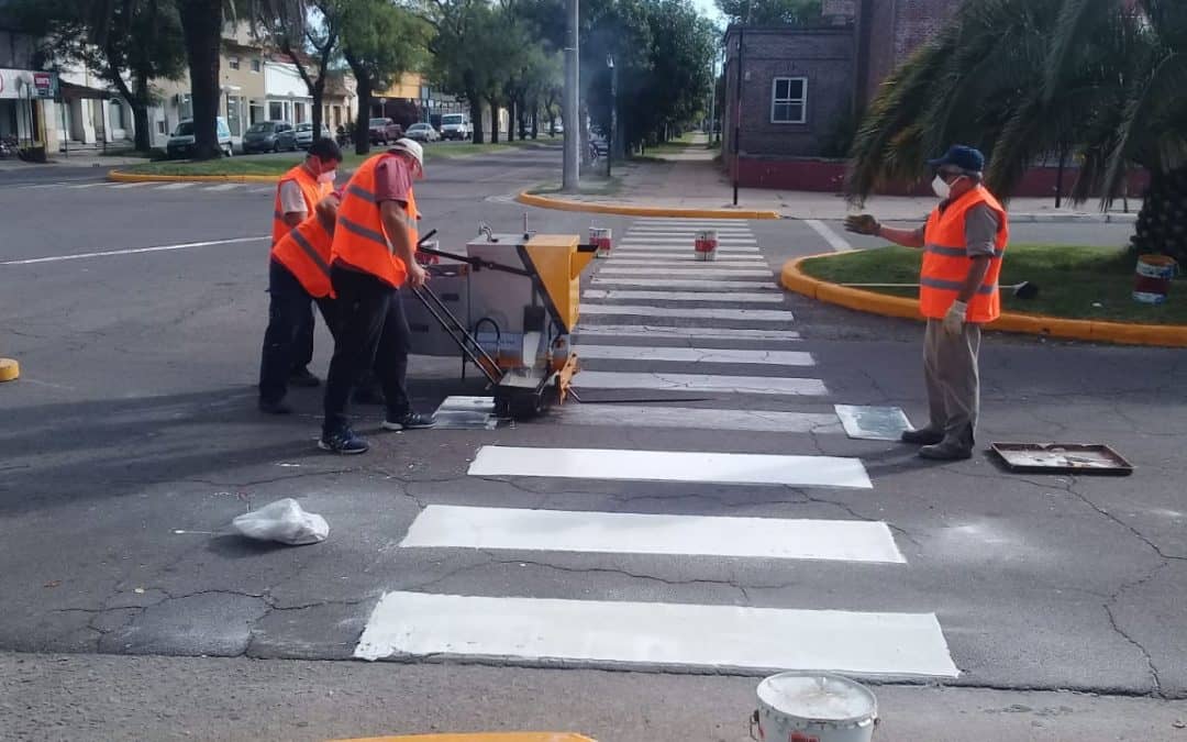 EL MUNICIPIO CONTINÚA CON LA LIMPIEZA Y TAREAS DE PINTURA EN LA SEGUNDA CUADRA DE LA AVENIDA VILLEGAS