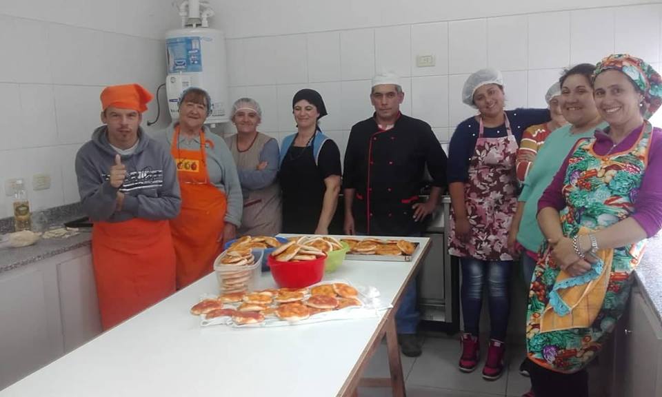 EL TALLER “MANOS A LA MASA” TERMINO CON UN ALMUERZO COMPARTIDO: PIZZETAS ELABORADAS POR LOS ALUMNOS