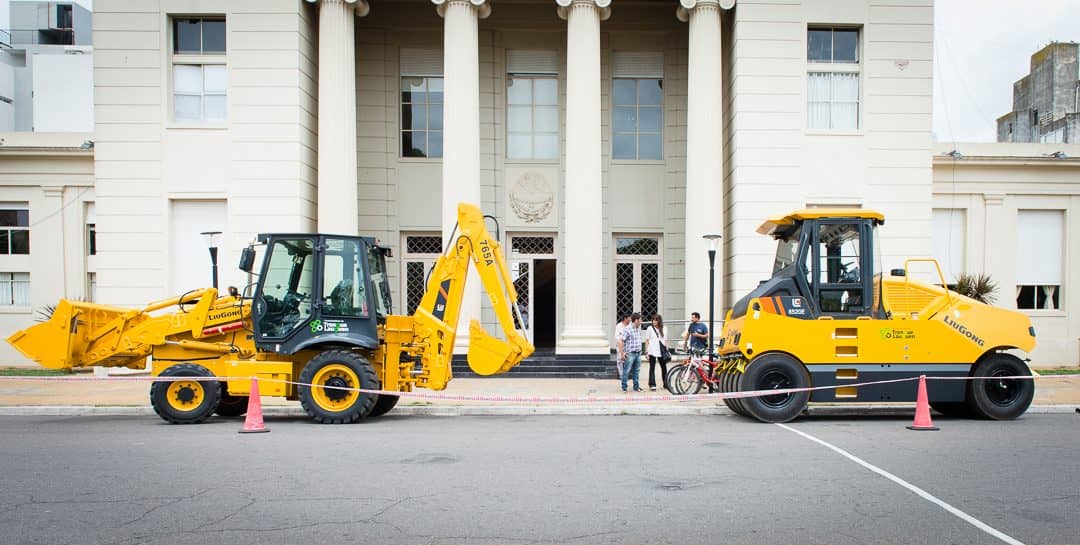 El Municipio adquirió un rodillo neumático y una retrocargadora
