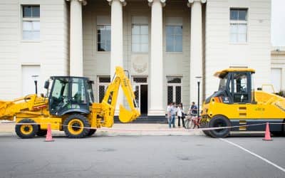 El Municipio adquirió un rodillo neumático y una retrocargadora