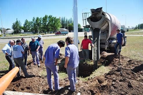 Mástil en el acceso a Ruta 5
