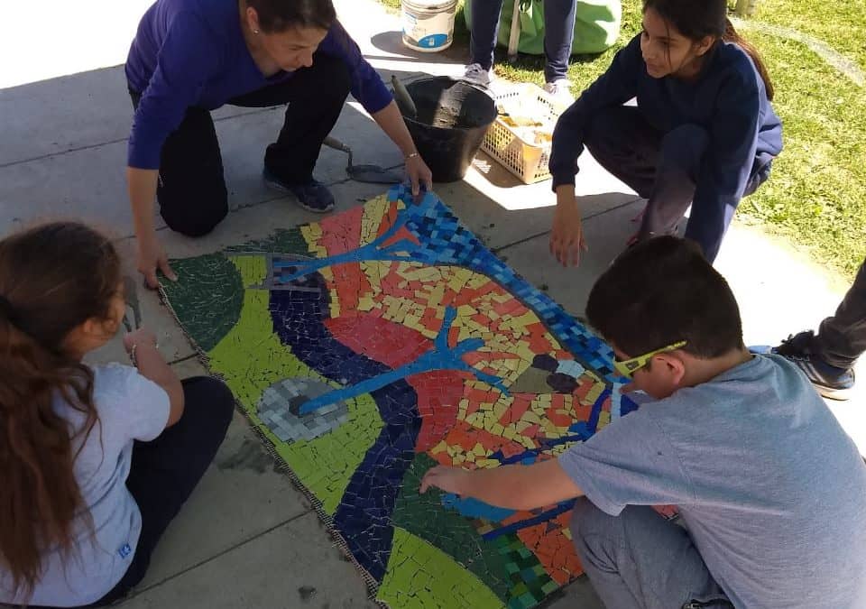 EL PROYECTO “MI ESCUELA EN MI CIUDAD” LE SIGUE PONIENDO MURALES Y SENTIMIENTOS A LA PLAZA DEL BARRIO LA LONJA
