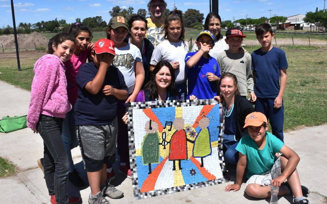 YA ESTÁ COLOCADO EN LA PLAZA DEL BARRIO LA LONJA EL TERCER MURAL DEL PROYECTO “MI ESCUELA EN MI CIUDAD”