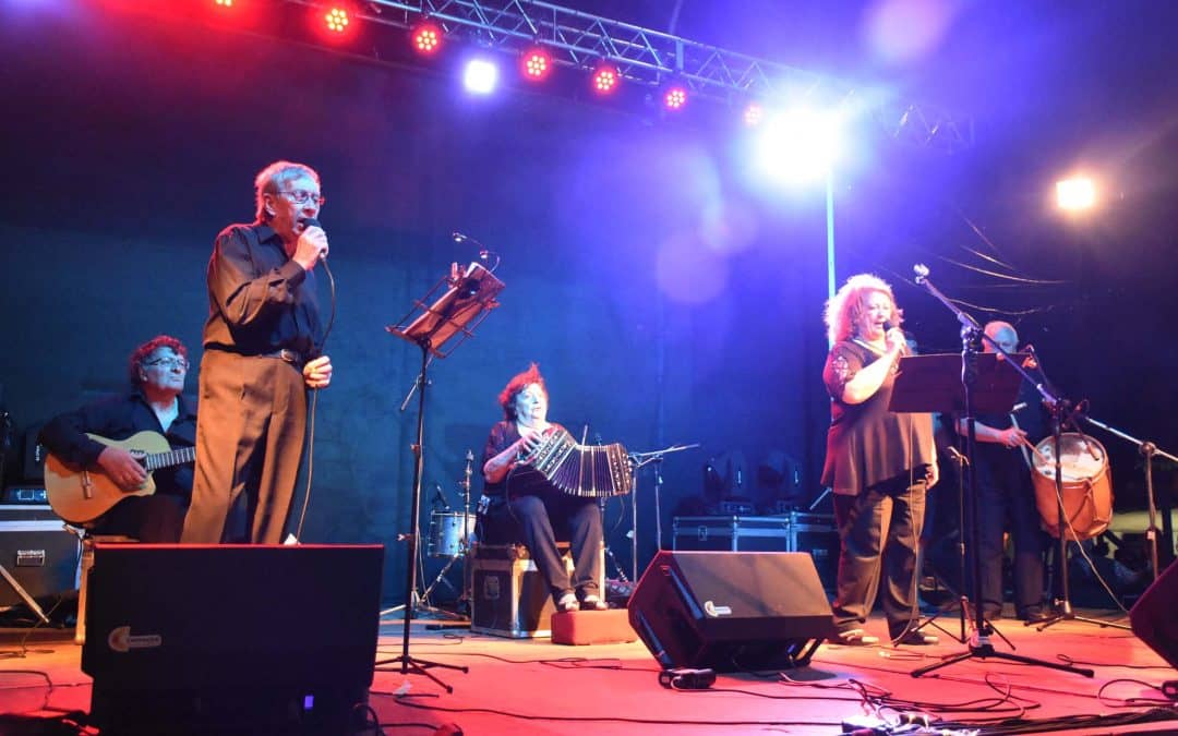 LOS ARTISTAS Y EL PÚBLICO LE PUSIERON EL CALOR QUE LE FALTABA A LA NOCHE DEL DOMINGO EN «MÚSICA EN LA ESTACIÓN»