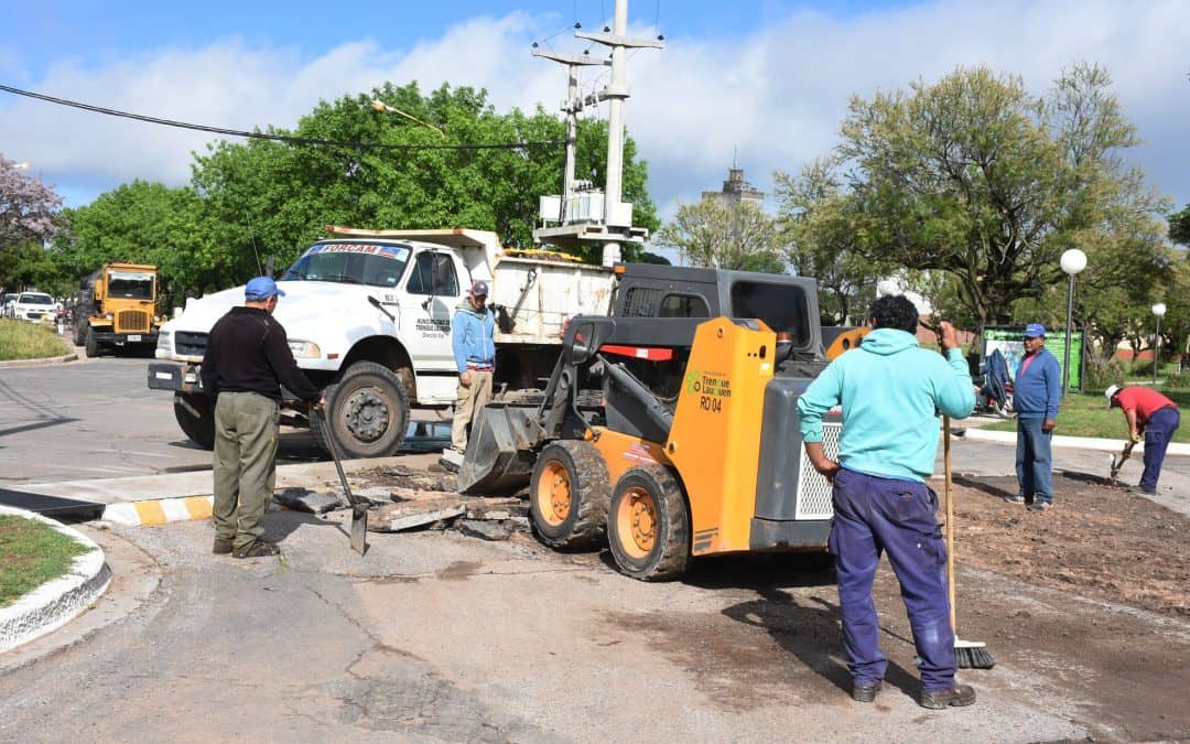 Se realizan tareas de bacheo en el acceso al Parque Municipal