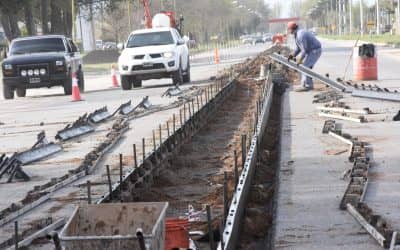 Continúa la obra de remodelación del acceso Salinas con la construcción de cordones cuneta