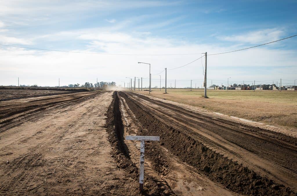 Movimiento de suelo, agua y cloacas y cordón cuneta en la Ampliación Urbana