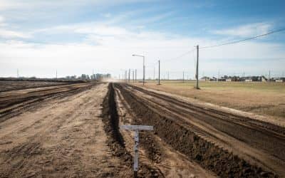 Movimiento de suelo, agua y cloacas y cordón cuneta en la Ampliación Urbana