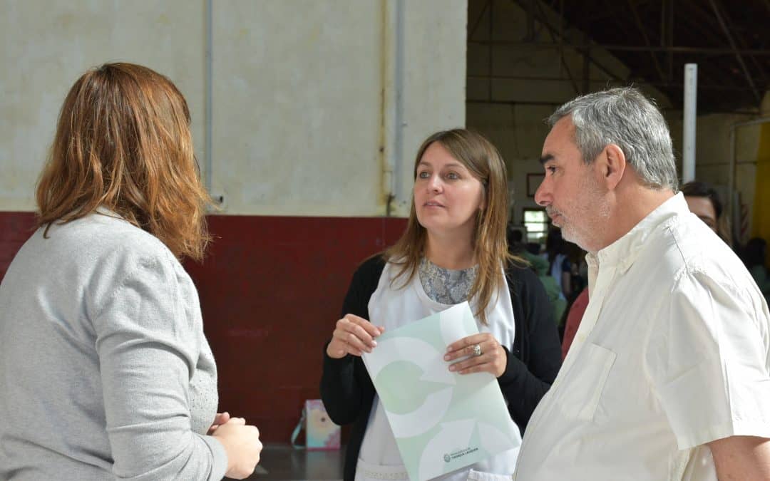 FERNÁNDEZ VISITÓ LA MUESTRA DE OFERTAS EDUCATIVAS PARA EGRESADOS DE LOS SECUNDARIOS QUE SE REALIZA EN EL CEF Nº 18