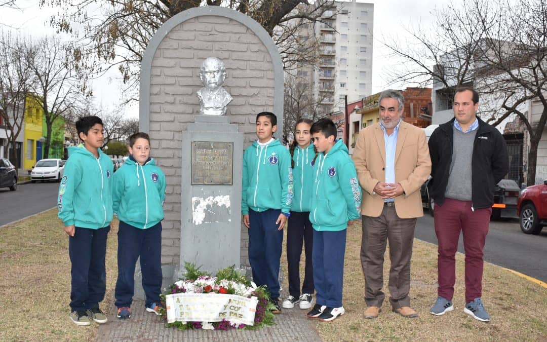 DÍA DEL MAESTRO II: SE COLOCÓ UNA OFRENDA FLORAL EN EL BUSTO DE SARMIENTO, A 131 AÑOS DE SU FALLECIMIENTO