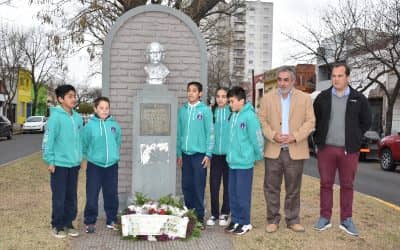 DÍA DEL MAESTRO II: SE COLOCÓ UNA OFRENDA FLORAL EN EL BUSTO DE SARMIENTO, A 131 AÑOS DE SU FALLECIMIENTO