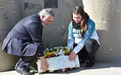 COLOCACIÓN DE UNA OFRENDA FLORAL AL PIE DEL MONUMENTO DEL GRAL. JOSÉ DE SAN MARTÍN Y TOQUE DE SILENCIO