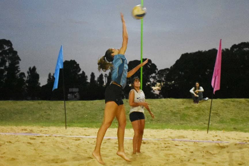 LAS OLIMPÍADAS DEL REENCUENTRO Y LA JUVENTUD RECIBEN HOY (LUNES) AL FÚTBOL FEMENINO PLAYA