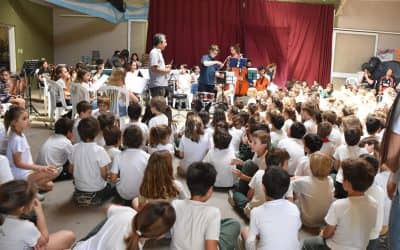 LA ORQUESTA DE NIÑOS DE LA ESCUELA MUNICIPAL OFRECIÓ AYER UNA MUESTRA Y CLASE DIDÁCTICA EN EL COLEGIO LOS MÉDANOS