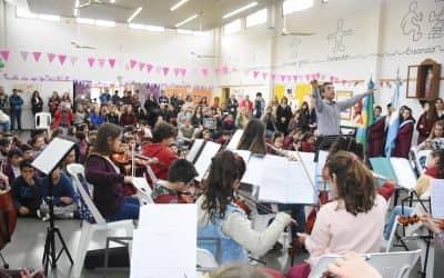 POR EL DÍA DEL MAESTRO, LA ORQUESTA MUNICIPAL INFANTIL DIO ESTA MAÑANA UN CONCIERTO EN EL JARDÍN PIMPOLLITO