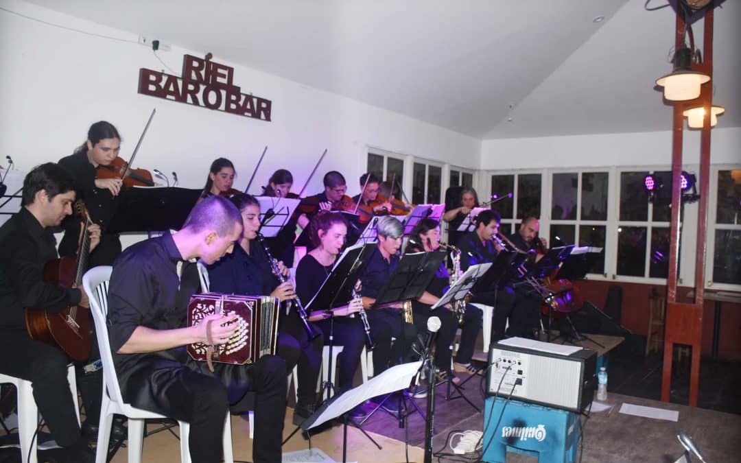 LA ORQUESTA DE TANGO MUNICIPAL CONQUISTÓ LAS VÍAS CON UN REPERTORIO DE 18 OBRAS Y UN AUDITORIO COMPLETO