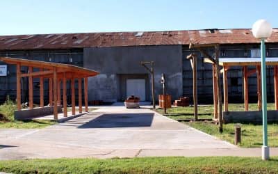 Paseo del artesano: se mejora la fachada del galpón