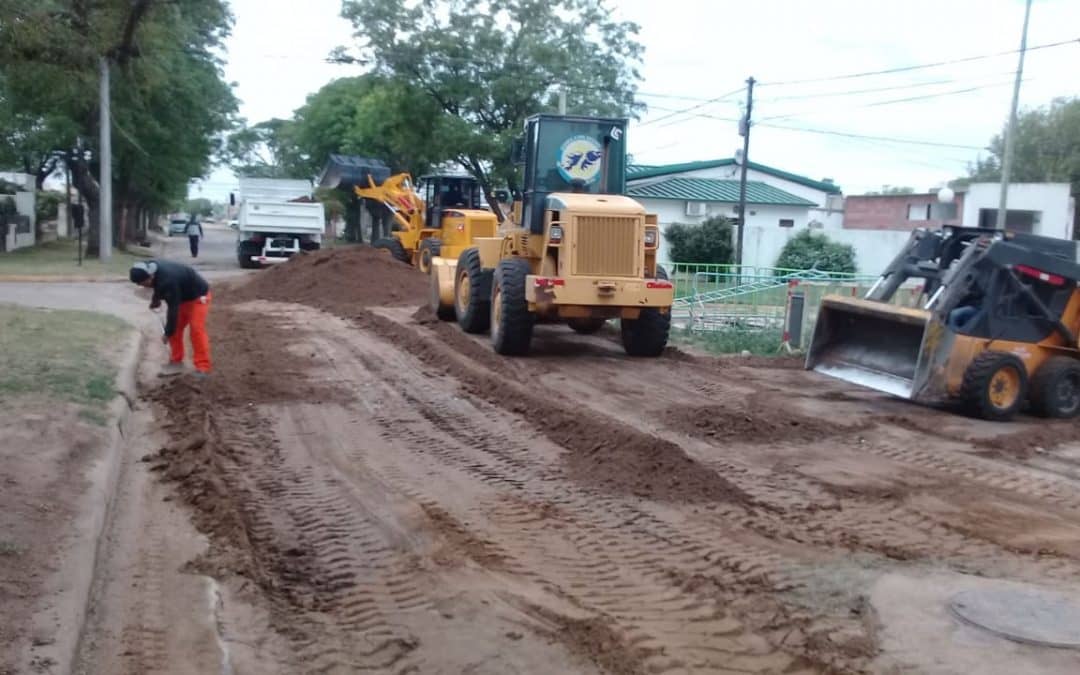 TRABAJAN  EN LA BASE DE PAVIMENTO EN QUINTANA ENTRE, PELLEGRINI Y DERQUI, Y EN CHAUMEIL, ENTRE PASO Y CASTELLI