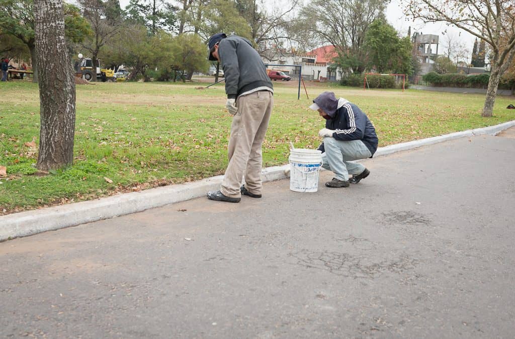 Se pintan cordones en distintos puntos de la ciudad