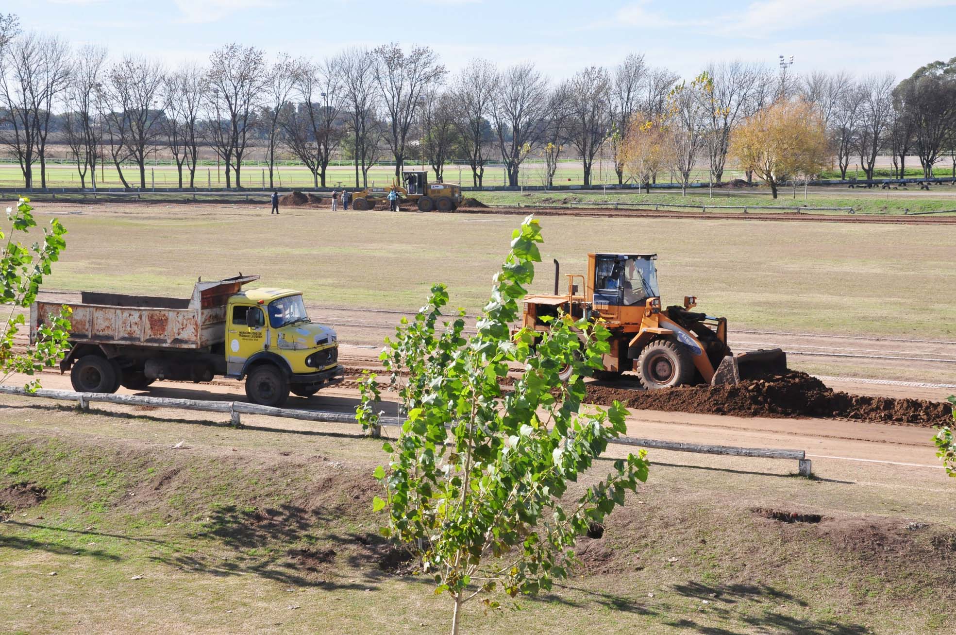 Se realiza una capa de suelo cemento en la pista del Polideportivo