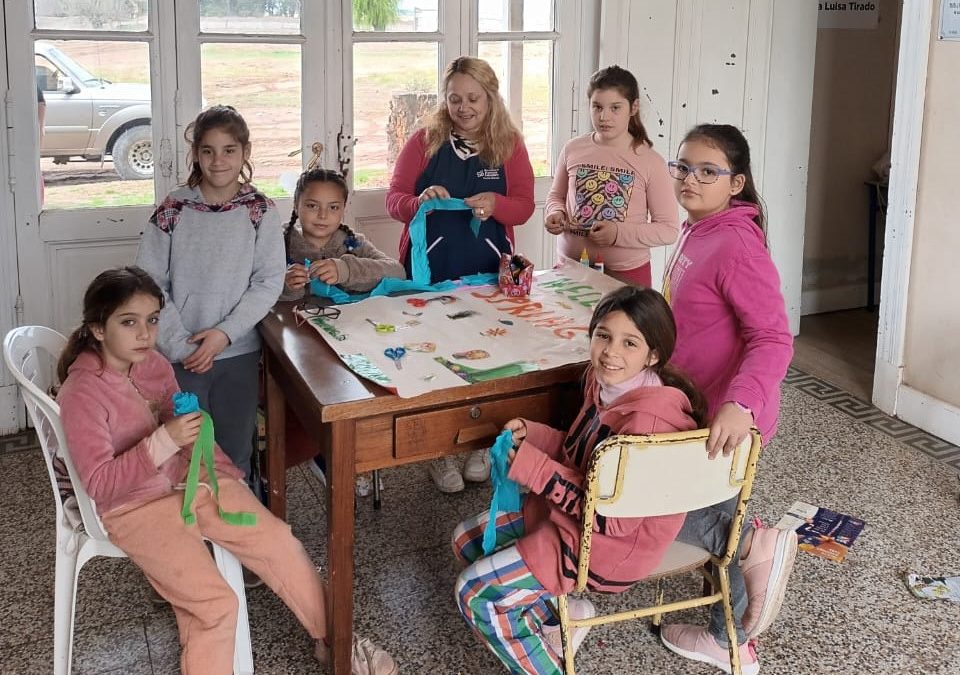 EN LA ESCUELA MUNICIPAL DE GIRODÍAS, LAS ALUMNAS DE APOYO ESCOLAR REALIZARON ACTIVIDADES PARA FESTEJAR LA LLEGADA DE LA PRIMAVERA