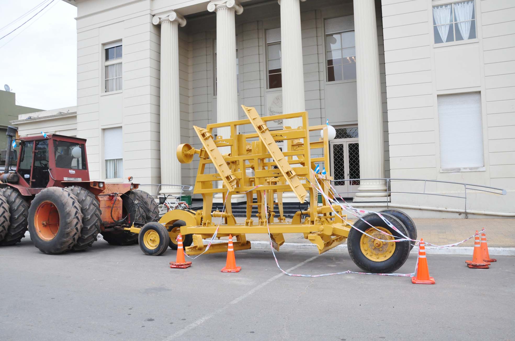 El Municipio adquirió un rabasto perfilador y un tractor